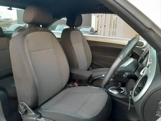 ザ・ビートル デザイン　クルーズコントロール　純正ＳＤナビ　ディスチャージヘッドランプ　バックカメラ　クリアランスソナー　禁煙車　地デジテレビ　Ｂｌｕｅｔｏｏｔｈ　ＭＴモード付シフト　ミュージックサーバー　キーレス（7枚目）