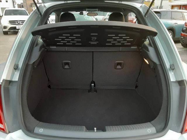 ザ・ビートル デザイン　クルーズコントロール　純正ＳＤナビ　ディスチャージヘッドランプ　バックカメラ　クリアランスソナー　禁煙車　地デジテレビ　Ｂｌｕｅｔｏｏｔｈ　ＭＴモード付シフト　ミュージックサーバー　キーレス（9枚目）