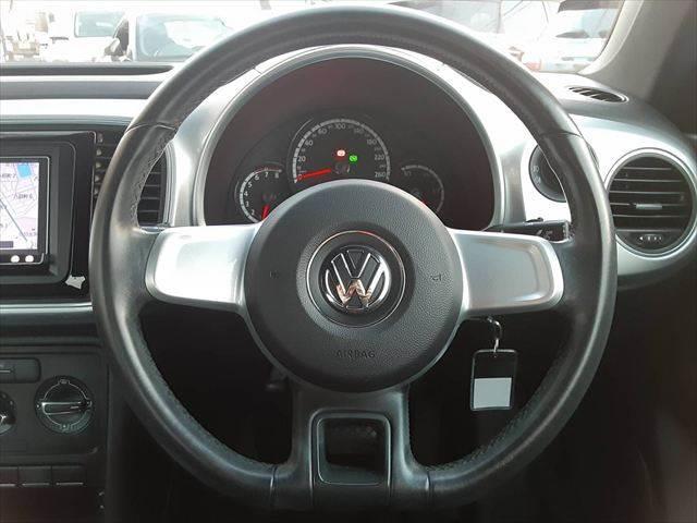 ザ・ビートル デザイン　クルーズコントロール　純正ＳＤナビ　ディスチャージヘッドランプ　バックカメラ　クリアランスソナー　禁煙車　地デジテレビ　Ｂｌｕｅｔｏｏｔｈ　ＭＴモード付シフト　ミュージックサーバー　キーレス（10枚目）