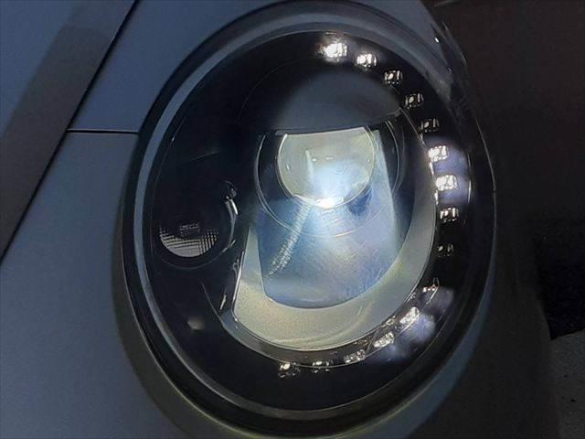 ザ・ビートル デザイン　クルーズコントロール　純正ＳＤナビ　ディスチャージヘッドランプ　バックカメラ　クリアランスソナー　禁煙車　地デジテレビ　Ｂｌｕｅｔｏｏｔｈ　ＭＴモード付シフト　ミュージックサーバー　キーレス（11枚目）