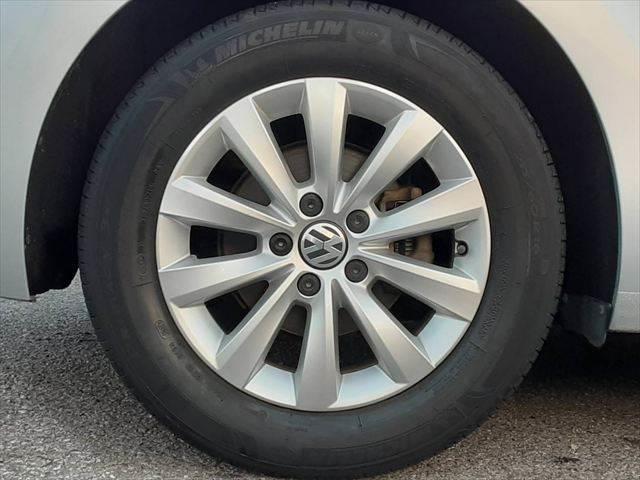 ザ・ビートル デザイン　クルーズコントロール　純正ＳＤナビ　ディスチャージヘッドランプ　バックカメラ　クリアランスソナー　禁煙車　地デジテレビ　Ｂｌｕｅｔｏｏｔｈ　ＭＴモード付シフト　ミュージックサーバー　キーレス（13枚目）