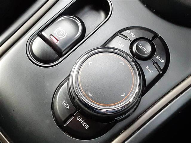 MINI クーパーD クロスオーバー ペッパーパッケージ ALL4エクステリアスタイリング アダプティブクルーズコントロール パワーバックドア LEDヘッドライト 禁煙車 純正18インチアロイホイール 純正タッチパネル インテリジェントS(38枚目)