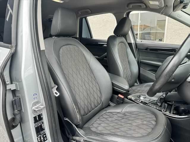 Ｘ１ ｘＤｒｉｖｅ　１８ｄ　ｘライン　コンフォートパッケージ　ドライビングアシスト　パーキングアシスト　ブラックハーフレザーシート　パワーバックドア　禁煙車　純正１８インチアルミホイール　インテリジェントセーフティ　コンフォートアクセス（7枚目）