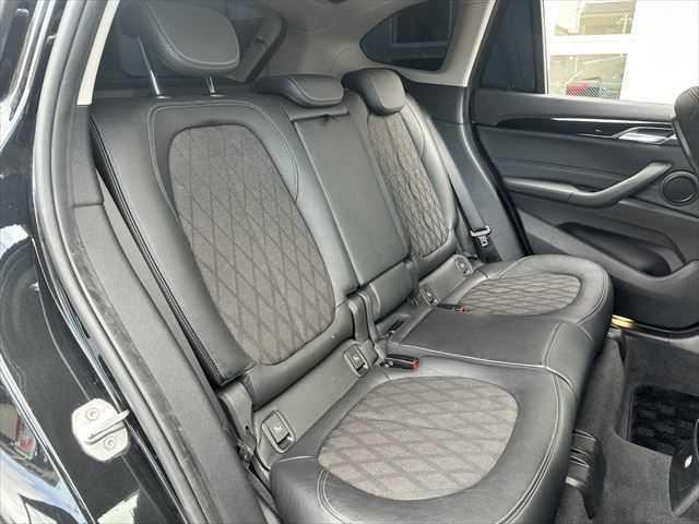 Ｘ１ ｘＤｒｉｖｅ　２０ｉ　ｘライン　コンフォートパッケージ　ドライビングアシスト　パーキングアシスト　パワーバックドア　ＬＥＤヘッドライト　禁煙車　インテリジェントセーフティ　コンフォートアクセス　純正１８インチアルミホイール（8枚目）