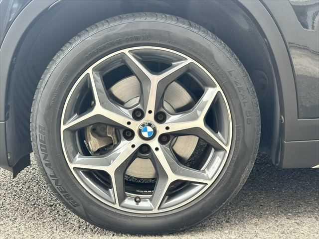 Ｘ１ ｘＤｒｉｖｅ　２０ｉ　ｘライン　コンフォートパッケージ　ドライビングアシスト　パーキングアシスト　パワーバックドア　ＬＥＤヘッドライト　禁煙車　インテリジェントセーフティ　コンフォートアクセス　純正１８インチアルミホイール（13枚目）