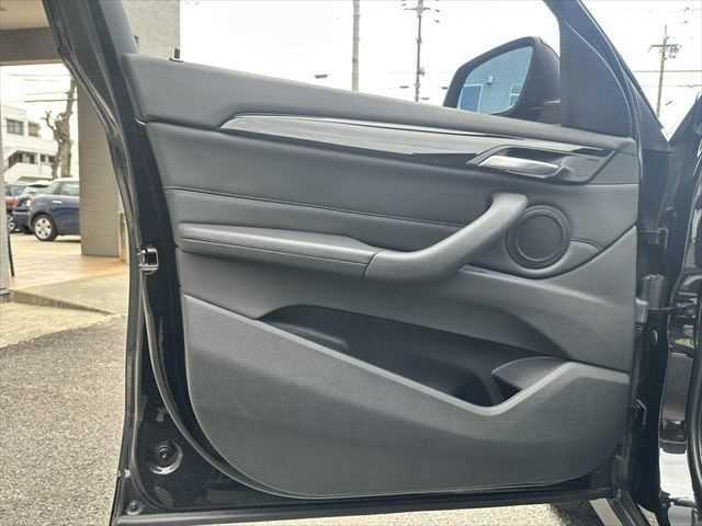 Ｘ１ ｘＤｒｉｖｅ　２０ｉ　ｘライン　コンフォートパッケージ　ドライビングアシスト　パーキングアシスト　パワーバックドア　ＬＥＤヘッドライト　禁煙車　インテリジェントセーフティ　コンフォートアクセス　純正１８インチアルミホイール（52枚目）