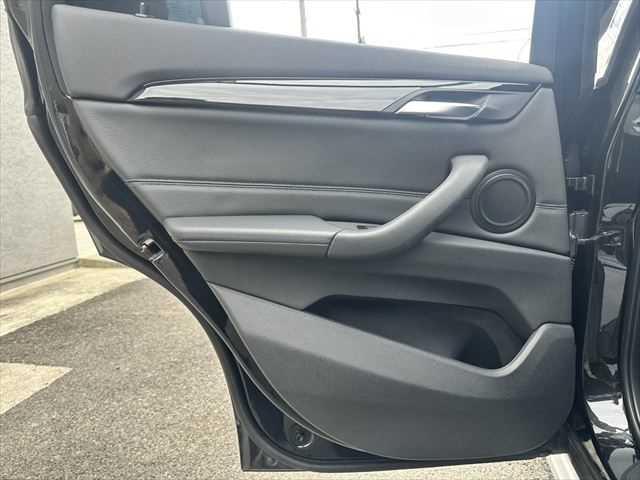 Ｘ１ ｘＤｒｉｖｅ　２０ｉ　ｘライン　コンフォートパッケージ　ドライビングアシスト　パーキングアシスト　パワーバックドア　ＬＥＤヘッドライト　禁煙車　インテリジェントセーフティ　コンフォートアクセス　純正１８インチアルミホイール（55枚目）