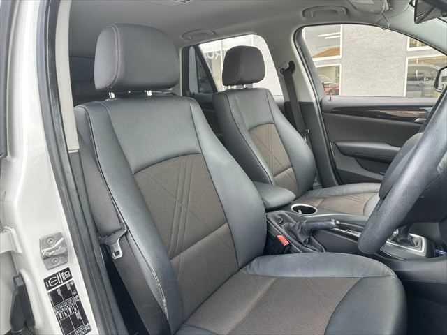 Ｘ１ ｓＤｒｉｖｅ　２０ｉ　ｘライン　ＨＤＤナビ　バックカメラ　ＨＩＤヘッドライト　フルセグＴＶ　純正１９インチアルミホイール　禁煙車　ハーフレザーシート　ＭＴモード付シフト　ＥＴＣ　ルーフレール　アイドリングストップ　スマートキー（7枚目）