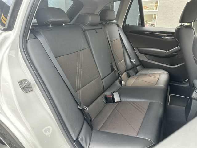 Ｘ１ ｓＤｒｉｖｅ　２０ｉ　ｘライン　ＨＤＤナビ　バックカメラ　ＨＩＤヘッドライト　フルセグＴＶ　純正１９インチアルミホイール　禁煙車　ハーフレザーシート　ＭＴモード付シフト　ＥＴＣ　ルーフレール　アイドリングストップ　スマートキー（8枚目）