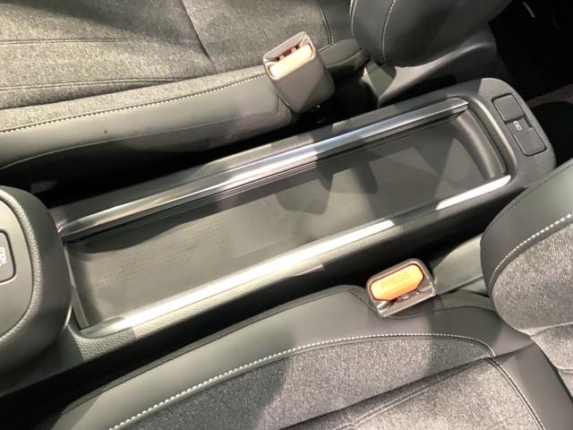 e:HEVホーム 禁煙 新車保証継承 純正Navi BTaudio ipod/USB接続/フルセグDVD Rカメラ 衝突軽減 サイドカ-テンSRS ETC LEDライト スマ-ト鍵 クル-ズCR 緊急レスキュ-装置(31枚目)