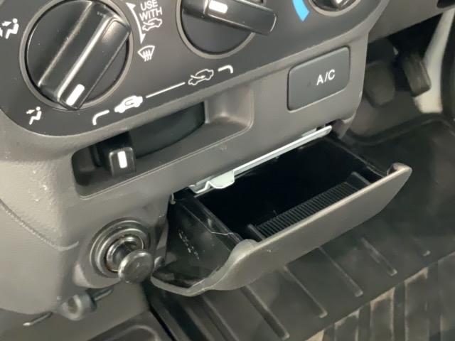 ＳＤＸ　最長５年保証　禁煙車　ＦＭ／ＡＭラジオ　整備記録簿　エアコン　４ＷＤ　ドアバイザー　スペアキー　フロアマット　三方開(30枚目)