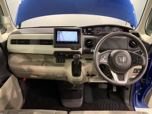 使いやすいレイアウトのダッシュボード周辺です。オートエアコンや小物入れなど嬉しい装備が満載です。