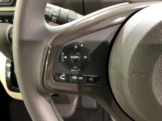 ステアリングにオーディオ操作スイッチが付いています。オーディオ画面に直接タッチしなくても操作が出来ますので、運転に集中できます。