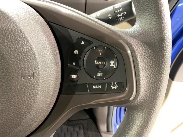 クルーズコントロールを装備しています。高速道路などで一定の速度で走ってくれるので運転が楽ですよ！速度を設定できますので、スピードの出しすぎにも注意できます。