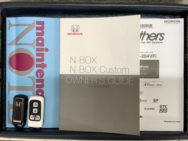 スマートキーは鍵をバッグに入れたままでもドアロックの開閉やエンジンのＯＮ・ＯＦＦができます。夜間や雨の日も鍵を探さなくて良いので便利です。