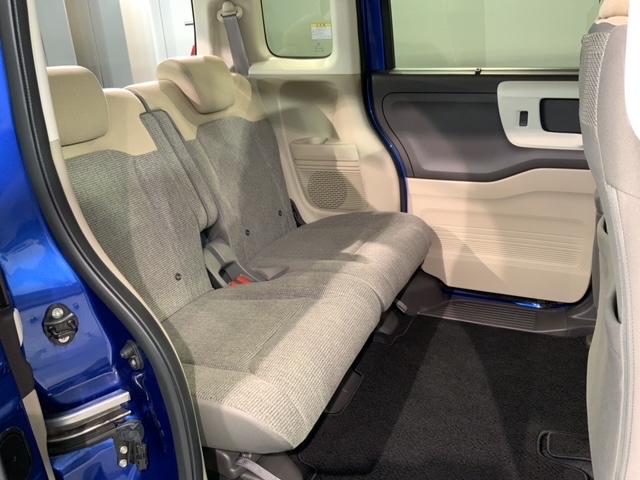 後席も余裕の広さ！ゆったりくつろげます！！