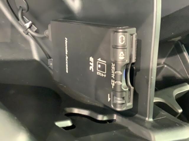 フィットハイブリッド ベースグレード　純正ナビ　ＴＶ　Ｒカメラ　ＣＤ録音　ＤＶＤ　ＥＴＣ　クルコン　キ－レス　第三者機関証明書付　保証付　　盗難防止装置　整備記録簿（10枚目）