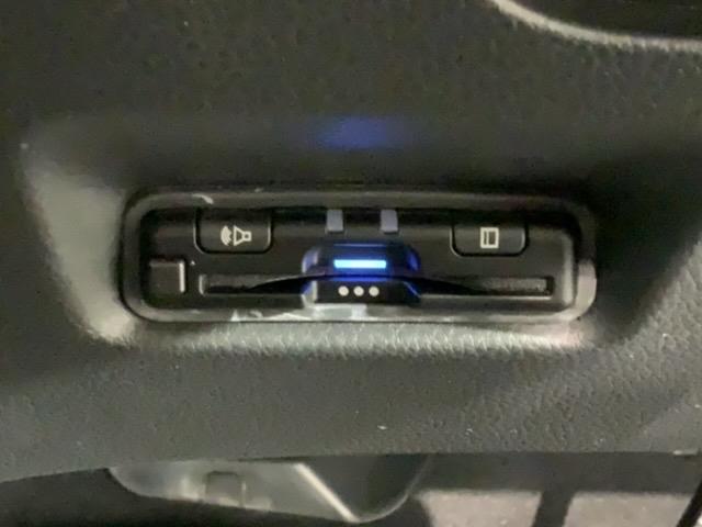 フィット ｅ：ＨＥＶホーム　ＨＳＥＮＳＩＮＧ　新車保証試乗車　ワンオ－ナ－　前後誤発進抑制機能　助手席エアバッグ　運転席エアバッグ　１オナ　ＬＥＤライト　ＵＳＢ接続　バックカメラ　ＡＢＳ　サイドエアバッグ　フルセグＴＶ　記録簿（12枚目）