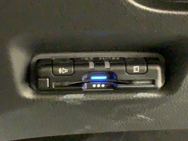 フィット ｅ：ＨＥＶホーム　ＨＳＥＮＳＩＮＧ新車保証試乗車ワンオーナー　前後誤発進抑制機能　助手席エアバッグ　運転席エアバッグ　１オナ　ＬＥＤライト　ＵＳＢ接続　バックカメラ　ＡＢＳ　サイドエアバッグ　オートクルーズコントロール（12枚目）