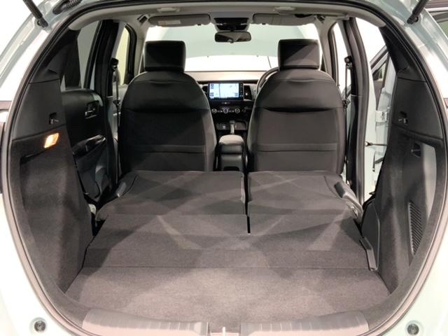 フィット e:HEVホーム H SENSING 新車保証 試乗車 ワンオ-ナ- ナビVXU-245FTi TV Rカメラ BTオ-ディオ ETC LEDライト VSA クルコン スマ-トキ- スペアキ- 盗難防止装置 整備記録簿(19枚目)