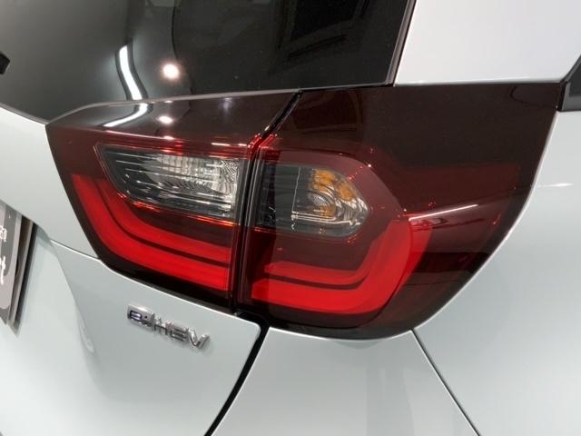 フィット e:HEVホーム H SENSING 新車保証 試乗車 ワンオ-ナ- ナビVXU-245FTi TV Rカメラ BTオ-ディオ ETC LEDライト VSA クルコン スマ-トキ- スペアキ- 盗難防止装置 整備記録簿(45枚目)