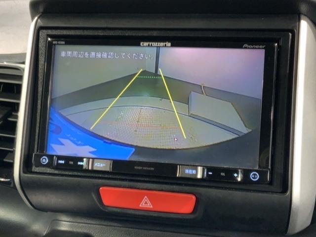 リバースギアに入れるだけで後方の表示へ切り替わります。夜間や雨の日の駐車も楽になりますよ。