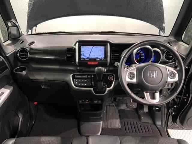 使いやすいレイアウトのダッシュボード周辺です。オートエアコンや小物入れなど嬉しい装備が満載です。