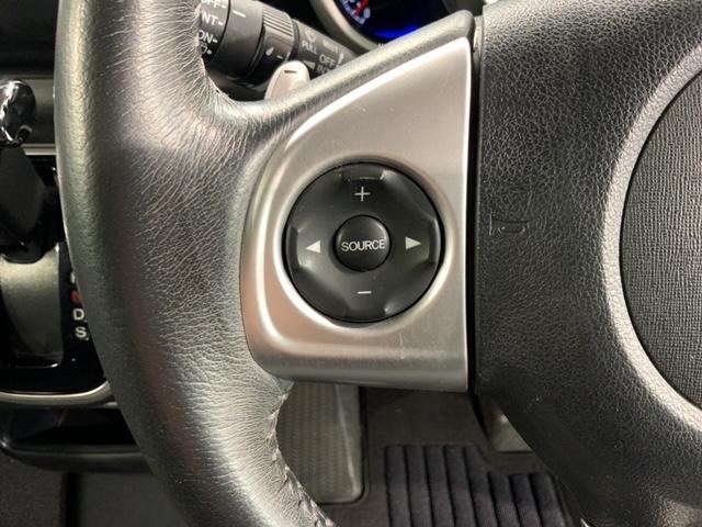 ステアリングにオーディオ操作スイッチが付いています。オーディオ画面に直接タッチしなくても操作が出来ますので、運転に集中できます。