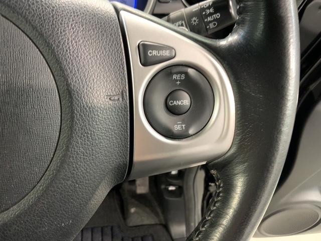 クルーズコントロールを装備しています。高速道路などで一定の速度で走ってくれるので運転が楽ですよ！速度を設定できますので、スピードの出しすぎにも注意できます。