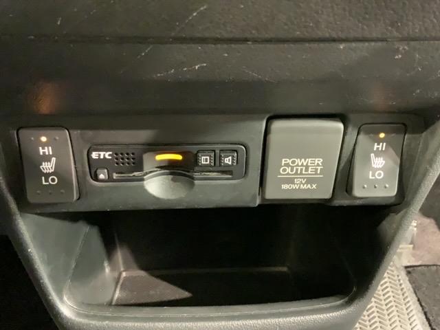 フロント両席にはシートヒーターが付いています！寒い日に便利な装備ですね。