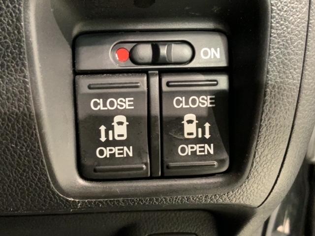 左右両側パワースライドドアが付いています。ワンタッチで簡単にお子様でも、お年寄りの方でも、開閉できますからとても便利です。キーレスや車内スイッチでも自動でドアの開閉ができます。