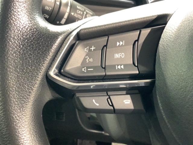 �X�e�A�����O�ɃI�[�f�B�I����X�C�b�`���t���Ă��܂��B�I�[�f�B�I��ʂɒ��ڃ^�b�`���Ȃ��Ă����삪�o���܂��̂ŁA�^�]�ɏW���ł��܂��B