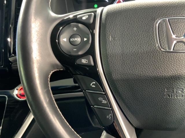 �X�e�A�����O�ɃI�[�f�B�I����X�C�b�`���t���Ă��܂��B�I�[�f�B�I��ʂɒ��ڃ^�b�`���Ȃ��Ă����삪�o���܂��̂ŁA�^�]�ɏW���ł��܂��B