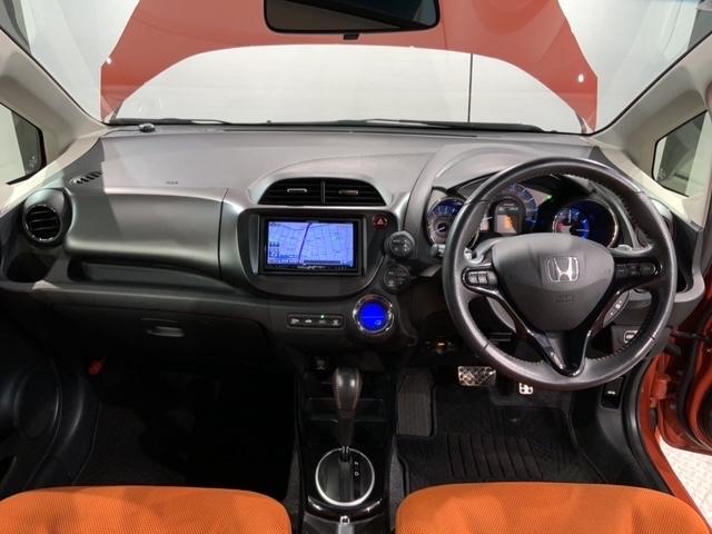 フィットハイブリッド ＲＳ　１年保証　ナビ　ＴＶ　Ｒカメラ　ＤＶＤ　ＥＴＣ　ＨＩＤ　ＶＳＡ　クルコン　アルミ　スマ－トキ－　スペアキ－　盗難防止装置　整備記録簿　ドアバイザ－　Ｗエアバッグ　ＡＡＣ　スマキ－　Ｂカメ　キーフリー（8枚目）