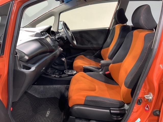 フィットハイブリッド ＲＳ　１年保証　ナビ　ＴＶ　Ｒカメラ　ＤＶＤ　ＥＴＣ　ＨＩＤ　ＶＳＡ　クルコン　アルミ　スマ－トキ－　スペアキ－　盗難防止装置　整備記録簿　ドアバイザ－　Ｗエアバッグ　ＡＡＣ　スマキ－　Ｂカメ　キーフリー（31枚目）