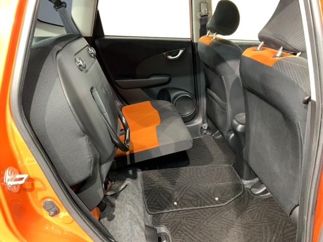 フィットハイブリッド ＲＳ　１年保証　ナビ　ＴＶ　Ｒカメラ　ＤＶＤ　ＥＴＣ　ＨＩＤ　ＶＳＡ　クルコン　アルミ　スマ－トキ－　スペアキ－　盗難防止装置　整備記録簿　ドアバイザ－　Ｗエアバッグ　ＡＡＣ　スマキ－　Ｂカメ　キーフリー（34枚目）