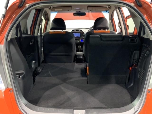 フィットハイブリッド ＲＳ　１年保証　ナビ　ＴＶ　Ｒカメラ　ＤＶＤ　ＥＴＣ　ＨＩＤ　ＶＳＡ　クルコン　アルミ　スマ－トキ－　スペアキ－　盗難防止装置　整備記録簿　ドアバイザ－　Ｗエアバッグ　ＡＡＣ　スマキ－　Ｂカメ　キーフリー（39枚目）