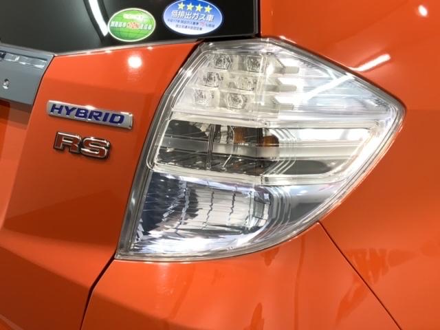 フィットハイブリッド ＲＳ　１年保証　ナビ　ＴＶ　Ｒカメラ　ＤＶＤ　ＥＴＣ　ＨＩＤ　ＶＳＡ　クルコン　アルミ　スマ－トキ－　スペアキ－　盗難防止装置　整備記録簿　ドアバイザ－　Ｗエアバッグ　ＡＡＣ　スマキ－　Ｂカメ　キーフリー（45枚目）