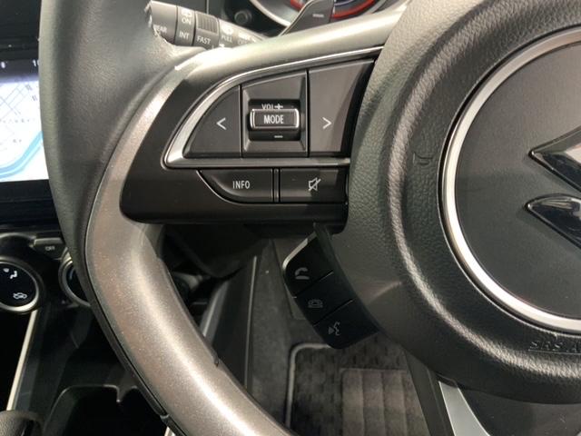 �X�e�A�����O�ɃI�[�f�B�I����X�C�b�`���t���Ă��܂��B�I�[�f�B�I��ʂɒ��ڃ^�b�`���Ȃ��Ă����삪�o���܂��̂ŁA�^�]�ɏW���ł��܂��B