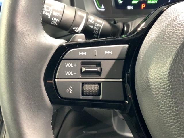 �X�e�A�����O�ɃI�[�f�B�I����X�C�b�`���t���Ă��܂��B�I�[�f�B�I��ʂɒ��ڃ^�b�`���Ȃ��Ă����삪�o���܂��̂ŁA�^�]�ɏW���ł��܂��B