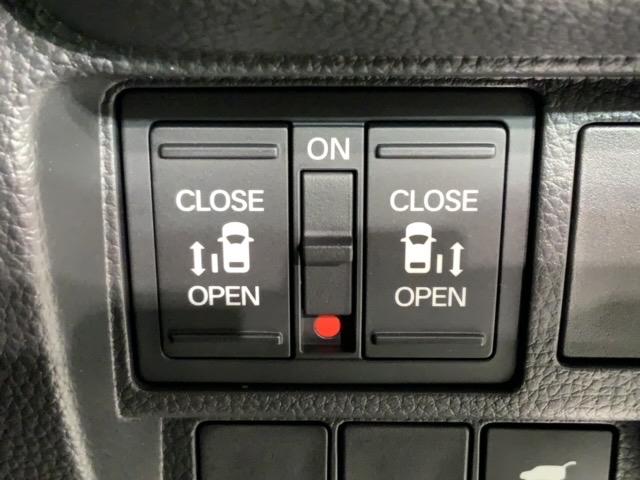 ���E�����p���[�X���C�h�h�A���t���Ă��܂��B�����^�b�`�ŊȒP�ɂ��q�l�ł��A���N���̕��ł��A�J�ł��܂�����ƂĂ��֗��ł��B�L�[���X��ԓ��X�C�b�`�ł������Ńh�A�̊J���ł��܂��B