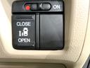 パワースライドドアが付いています。ワンタッチで簡単にお子様でも、お年寄りの方でも、開閉できますからとても便利です。キーレスや車内スイッチでも自動でドアの開閉ができます。