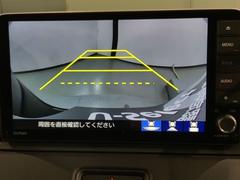 リバースギアに入れるだけで後方の表示へ切り替わります。夜間や雨の日の駐車も楽になりますよ。 6