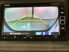 リバースギアに入れるだけで後方の表示へ切り替わります。夜間や雨の日の駐車も楽になりますよ。 6