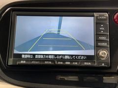 リバースギアに入れるだけで後方の表示へ切り替わります。夜間や雨の日の駐車も楽になりますよ。 5