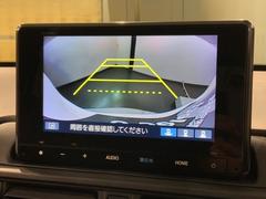 リバースギアに入れるだけで後方の表示へ切り替わります。夜間や雨の日の駐車も楽になりますよ。 6