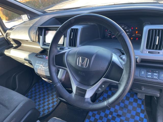 ステップワゴンスパーダ Ｚ　ナビＴＶ　ＤＶＤ再生　ＥＴＣ　両側パワースライドドア　ＨＩＤヘッドライト　純正アルミホイール　３ｒｄシート収納可（20枚目）