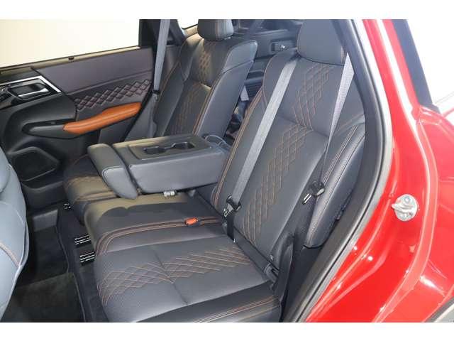 アウトランダーPHEV P メモリーナビ・フルセグTV・全周囲カメラ エマブレ LEDヘッド クルコン パワーシート 3列シート メモリーナビ Bカメ アルミ ヒーター フルセグTV スマートキー 4WD イモビライザー 記録簿(5枚目)