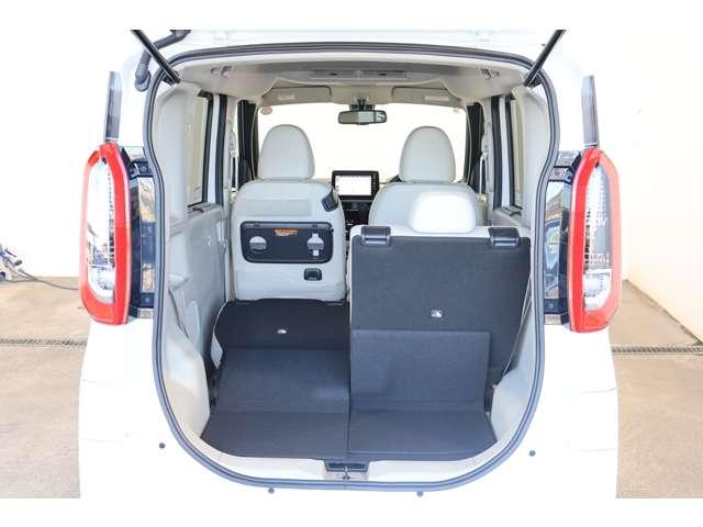 リヤシートを分割して倒せますので、工夫次第で色々な荷物が積めます。電動リヤゲートも装備してます！