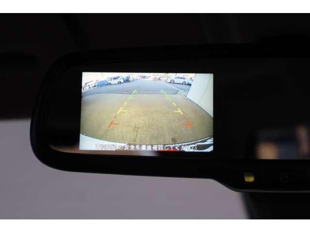 リヤビューモニター付ルームミラー装備！シフトを「Ｒ（後退）」に入れると、車両後方の映像をルームミラーに表示。後退時のステアリング操作の目安となるラインも表示し車庫入れをサポートします。